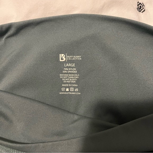 ✨SOLD✨Buff Bunny Cropped Leggings Size Large - Picture 5 of 6